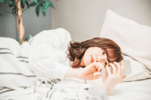 眠れない理由はスマホ？睡眠の質改善に役立つ方法